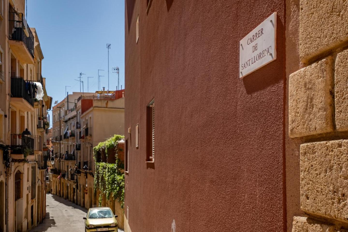 En El Corazón De Tarragona. Planta Baja Con Patio. *