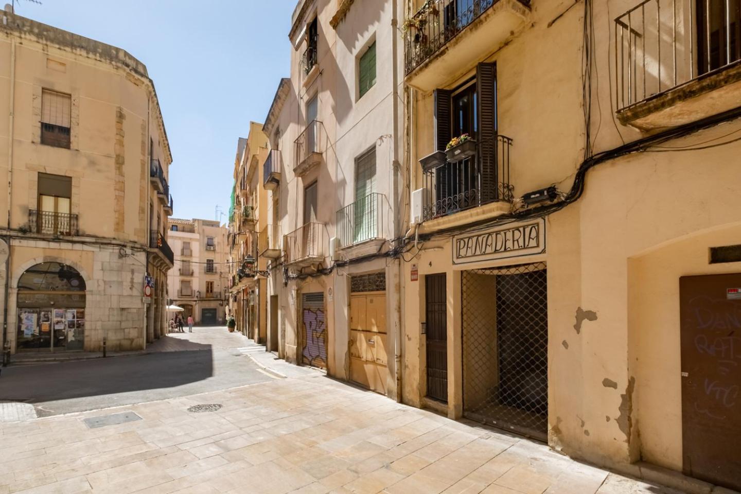 Apartamento En El Corazón De Tarragona. Planta Baja Con Patio. Tarragona