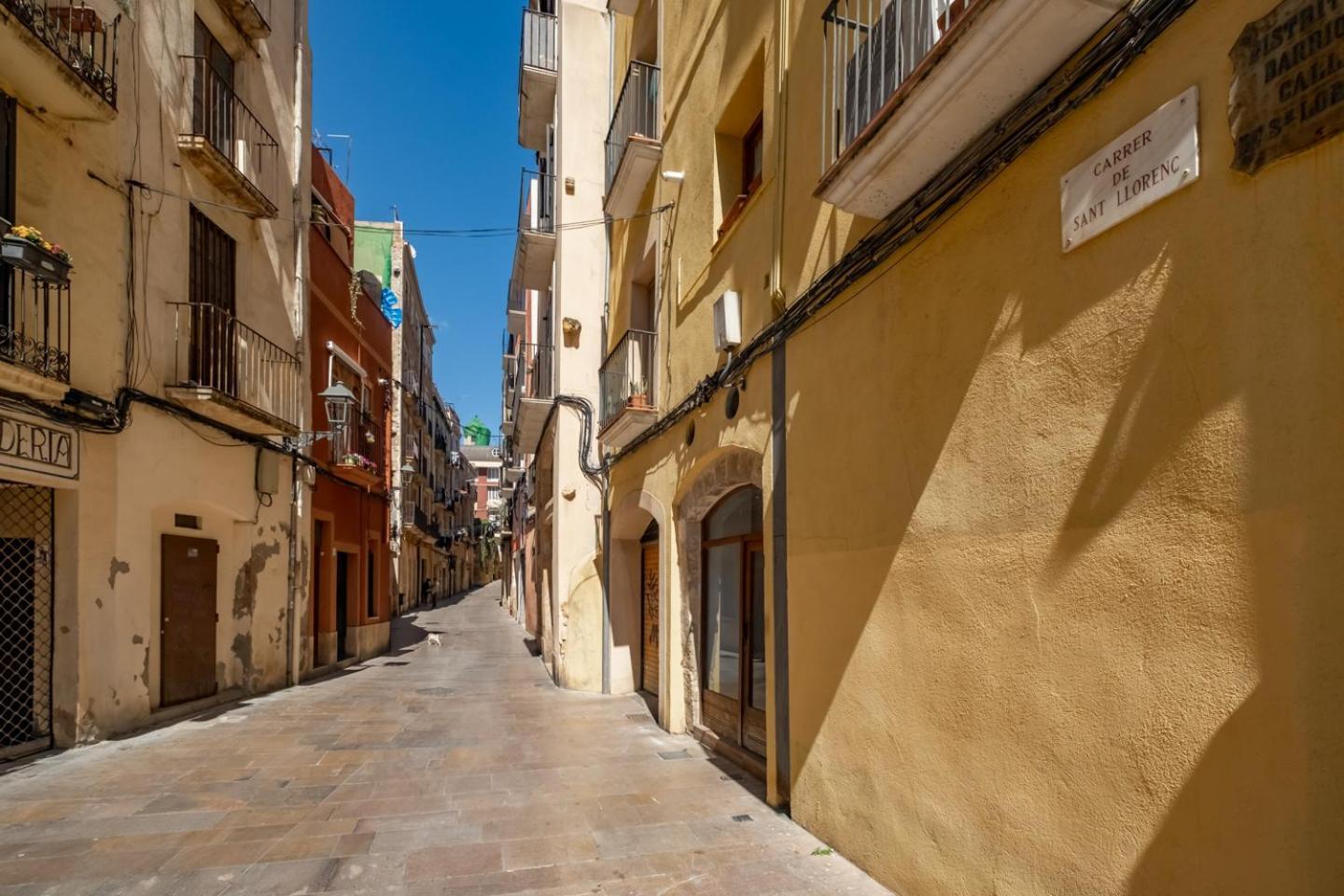 En El Corazón De Tarragona. Planta Baja Con Patio. *
